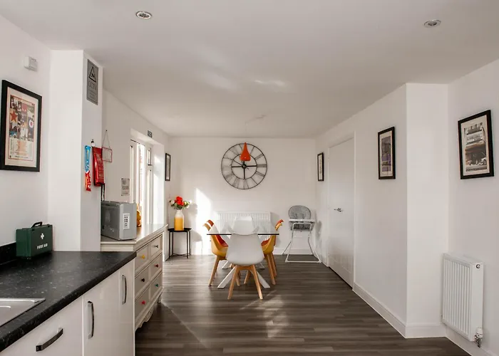 Spacious & Stylish 4-Bed House With Hot Tub In Prime Location