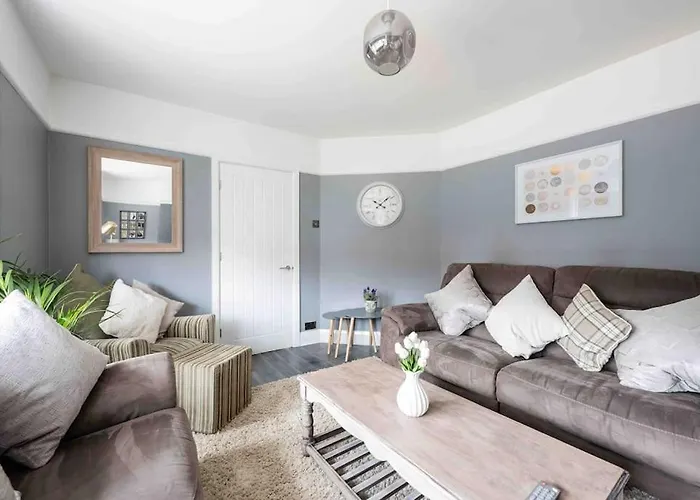 Beautiful 4 Bedroom House By The River
