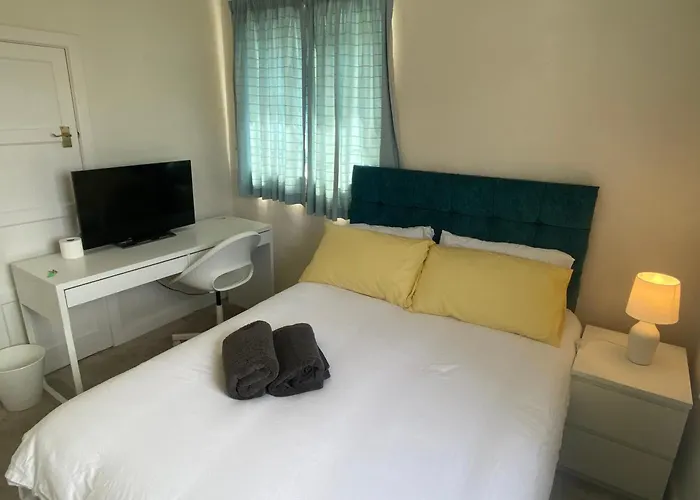Bittern Lodge Homestay With Free Parking & Parking For Cruise Available, Full Access To Kitchen In Southampton