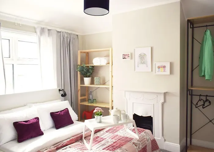 Charming Three Bed Home Near City Centre And Hospital