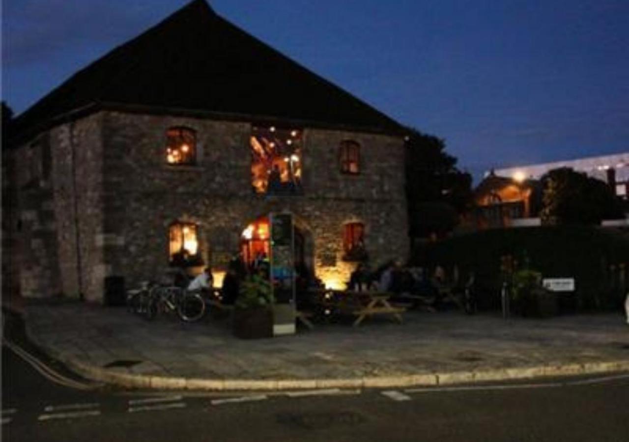 Stayzo Castle Point 18 - Premier * Southampton