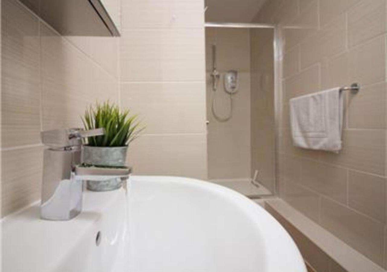 Apartment Stayzo Premiere Serviced Accommodation-17