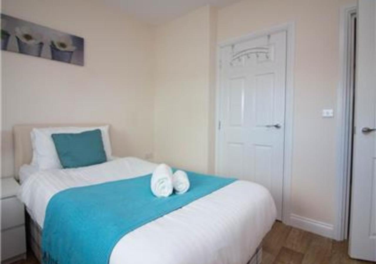 Stayzo Castle Point 18 - Premier Apartment