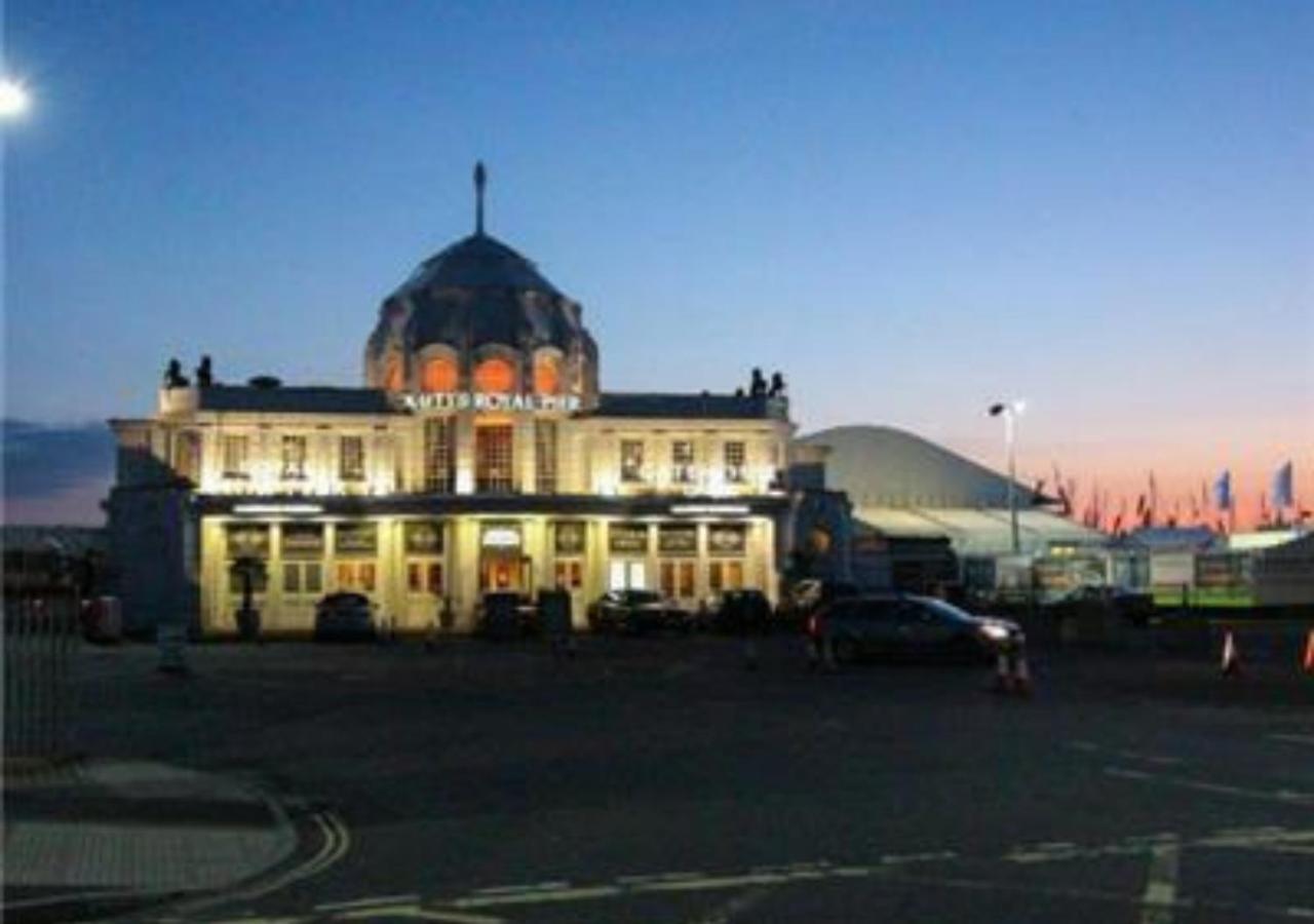 Stayzo Castle Point 18 - Premier * Southampton