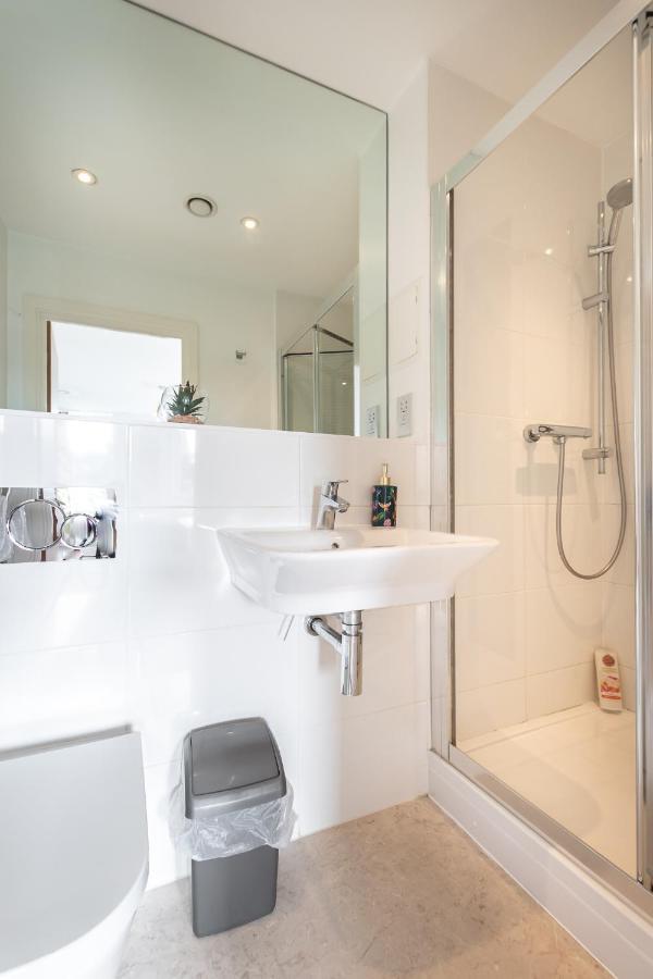 Spacious Center By Smart Short Lets & Serviced With Free Wifi Apartment