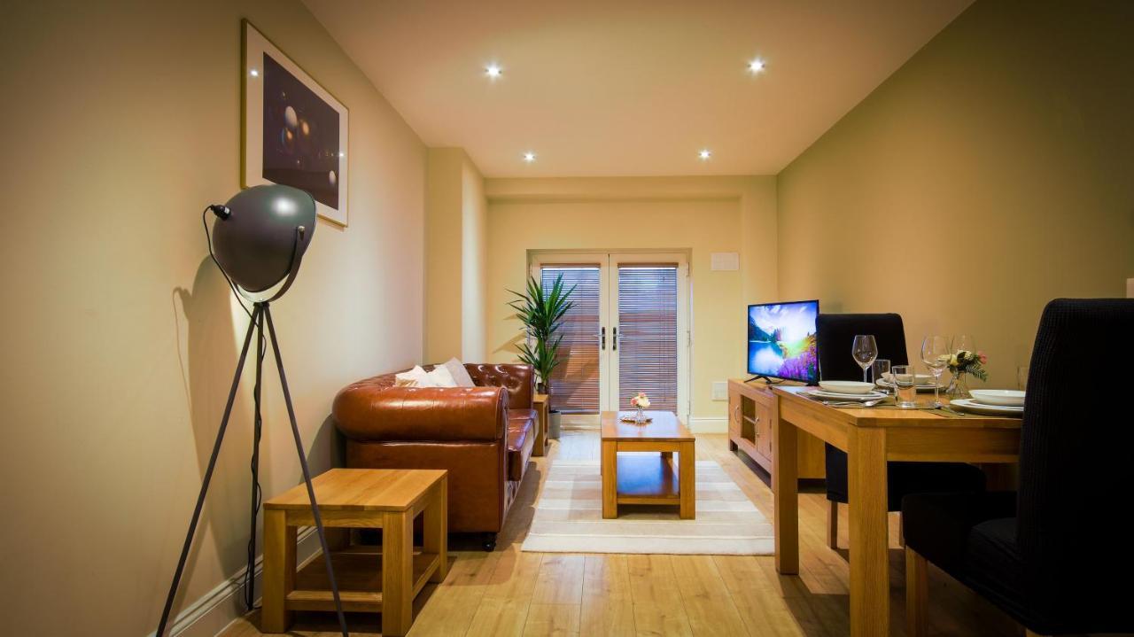 Superb Center 1 Or 2 Bedroom Apts King Bed Apartment Southampton