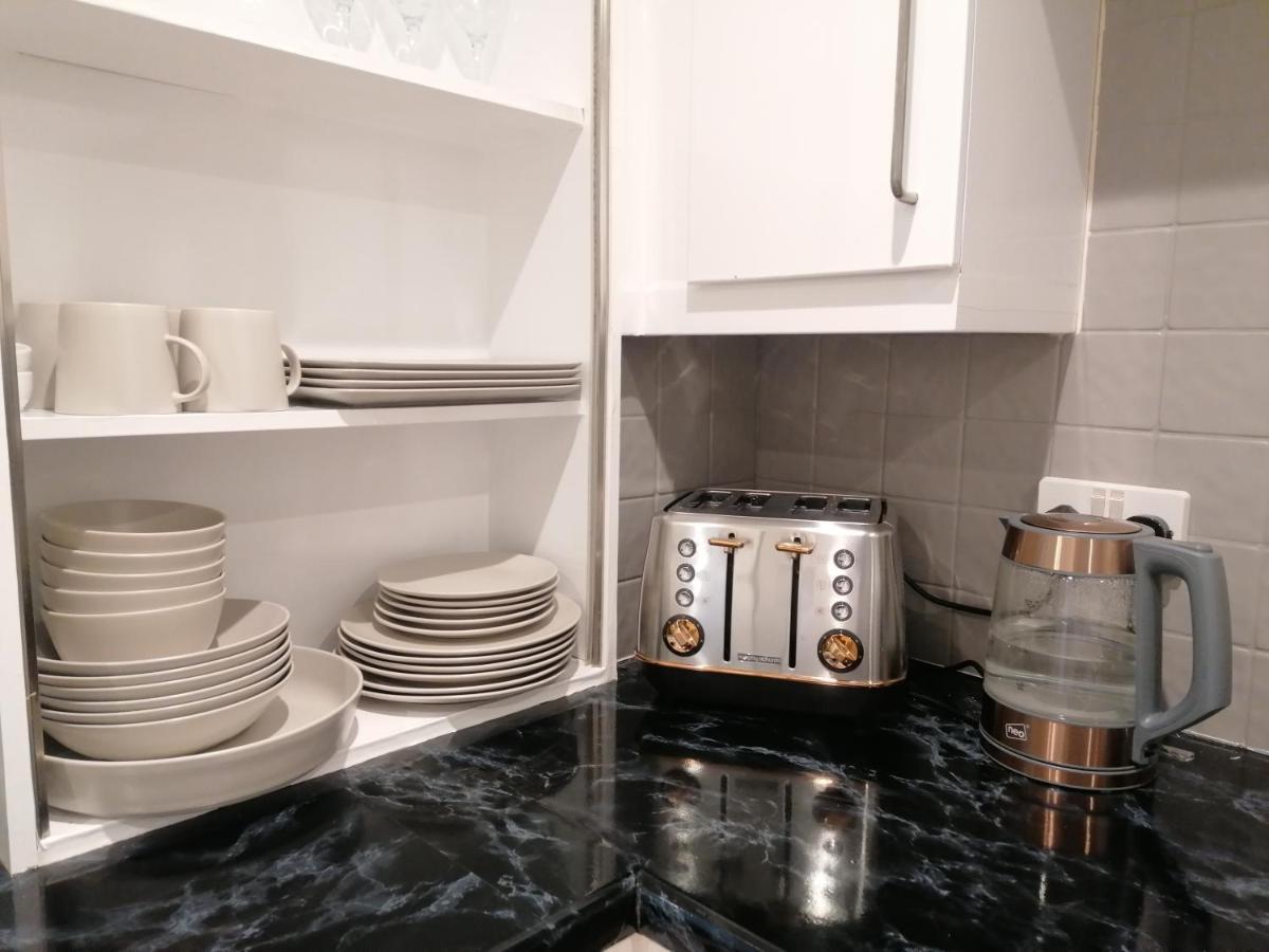 Apartment 2-bedroom *nr Centre With Parking*