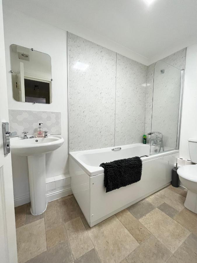 Archers 2 Bedrooms, Balcony, 2 Bathrooms, Free Parking, Wifi