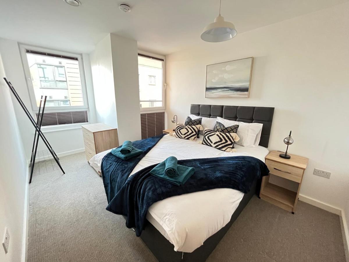 2 Bedroom, 2 Bathroom Modern Close To Ocean Village, Free Parking, Single Or Double Beds