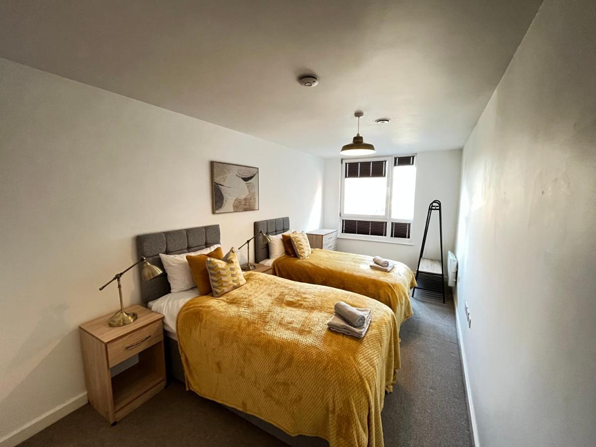 2 Bedroom, 2 Bathroom Modern Close To Ocean Village, Free Parking, Single Or Double Beds Apartment Southampton