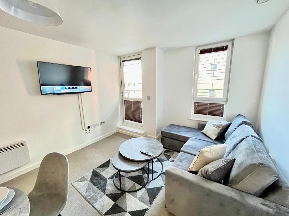 2 Bedroom, 2 Bathroom Modern Close To Ocean Village, Free Parking, Single Or Double Beds Apartment *