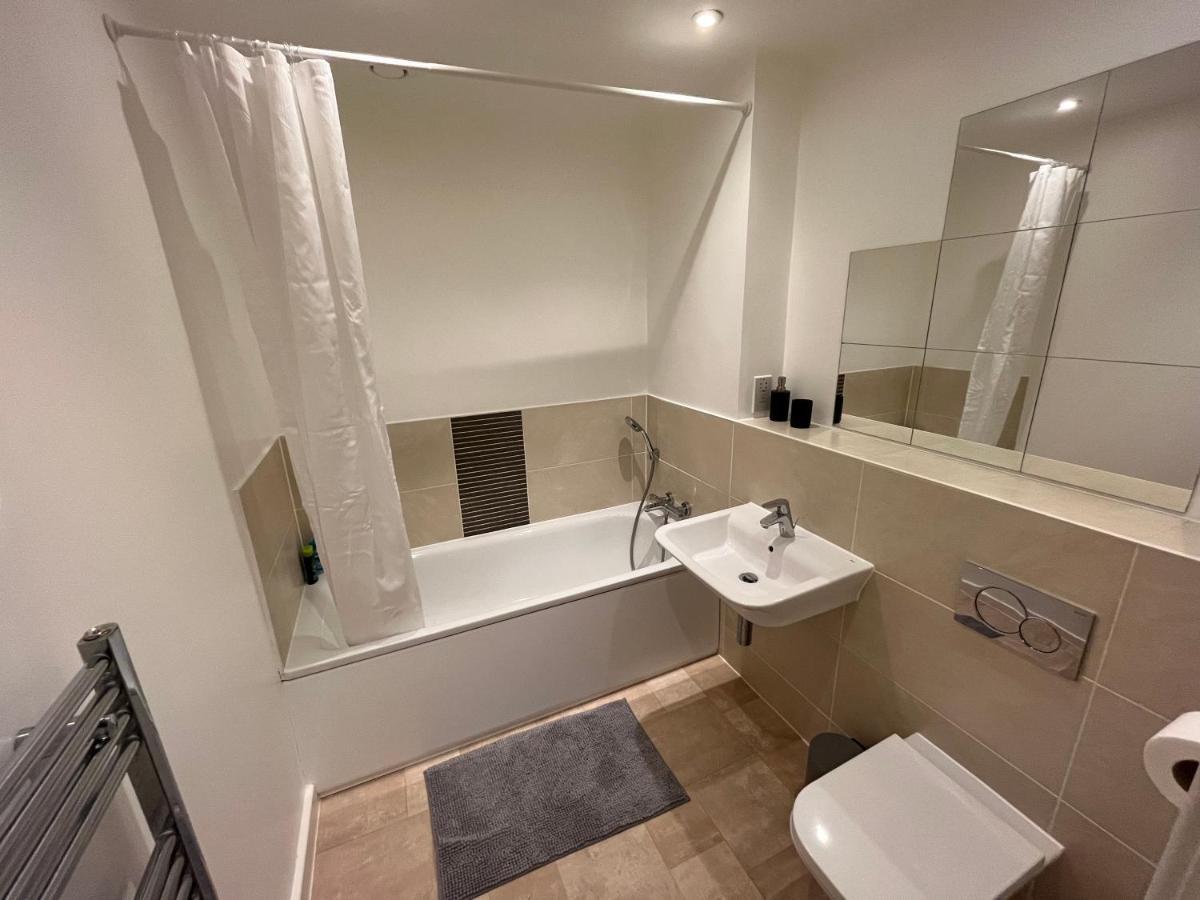 2 Bedroom, 2 Bathroom Modern Close To Ocean Village, Free Parking, Single Or Double Beds Southampton
