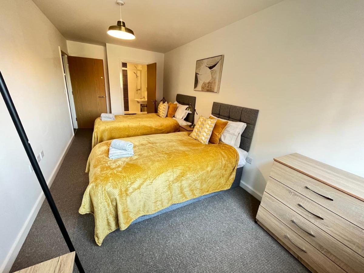 2 Bedroom, 2 Bathroom Modern Close To Ocean Village, Free Parking, Single Or Double Beds Apartment