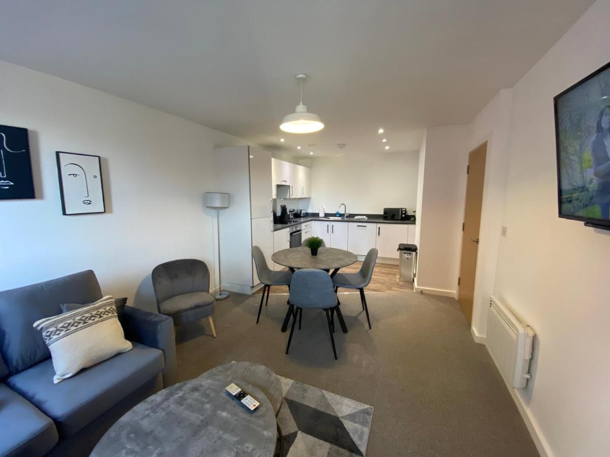 2 Bedroom, 2 Bathroom Modern Close To Ocean Village, Free Parking, Single Or Double Beds Apartment Southampton