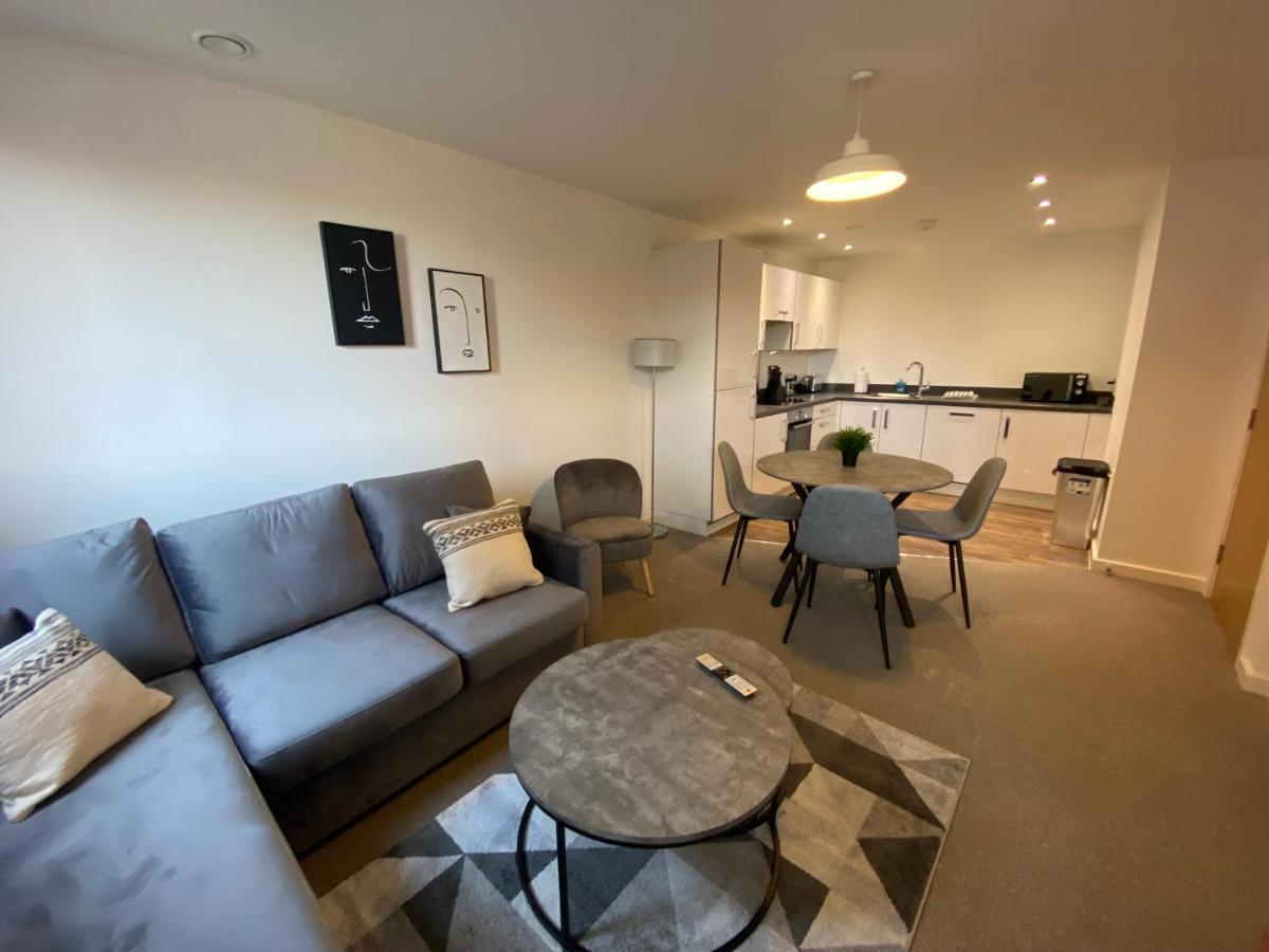 Apartment 2 Bedroom, 2 Bathroom Modern Close To Ocean Village, Free Parking, Single Or Double Beds *