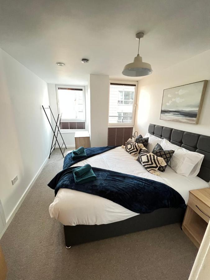 Apartment 2 Bedroom, 2 Bathroom Modern Close To Ocean Village, Free Parking, Single Or Double Beds Southampton