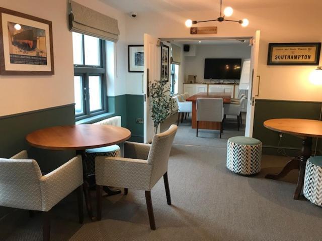 The White Star Tavern 3*