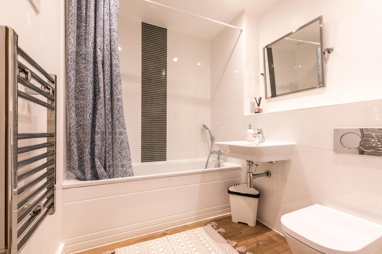 View Apart Of 2-beds & 2-bath - Free Private Parking Space Apartment
