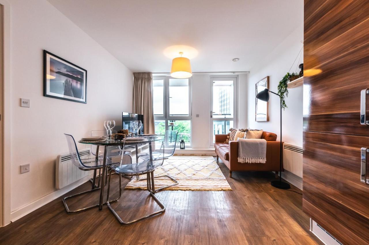 View Apart Of 2-beds & 2-bath - Free Private Parking Space