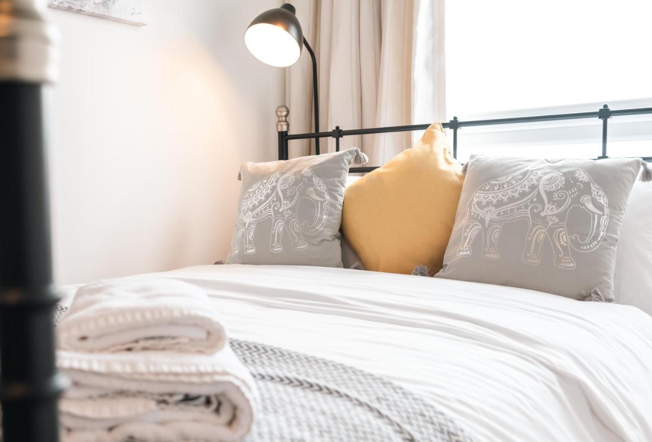 Apartment View Apart Of 2-beds & 2-bath - Free Private Parking Space Southampton