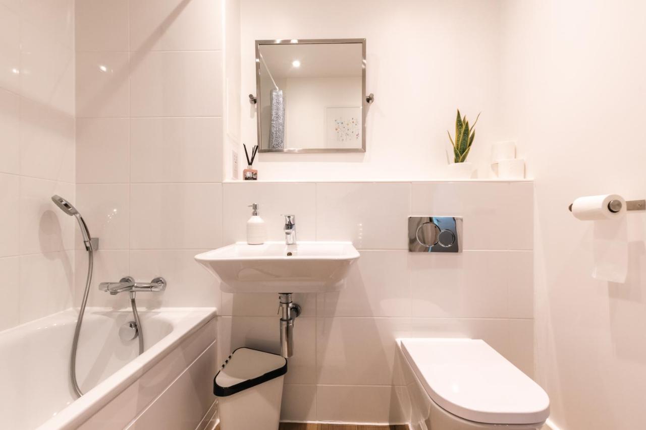 View Apart Of 2-beds & 2-bath - Free Private Parking Space * Southampton