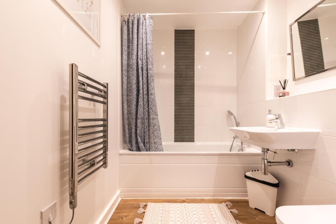 Apartment View Apart Of 2-beds & 2-bath - Free Private Parking Space *