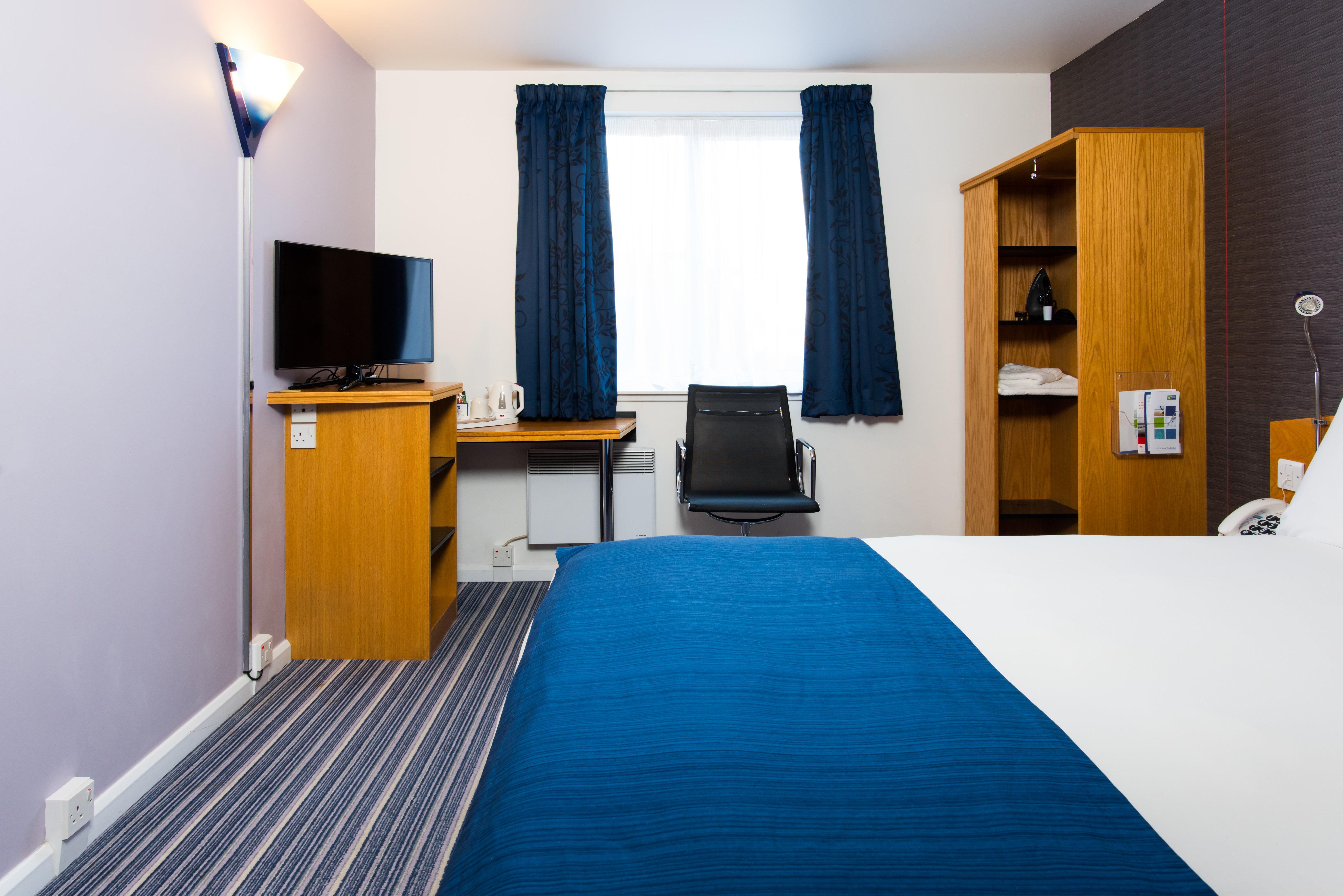 Express West By Ihg Hotel