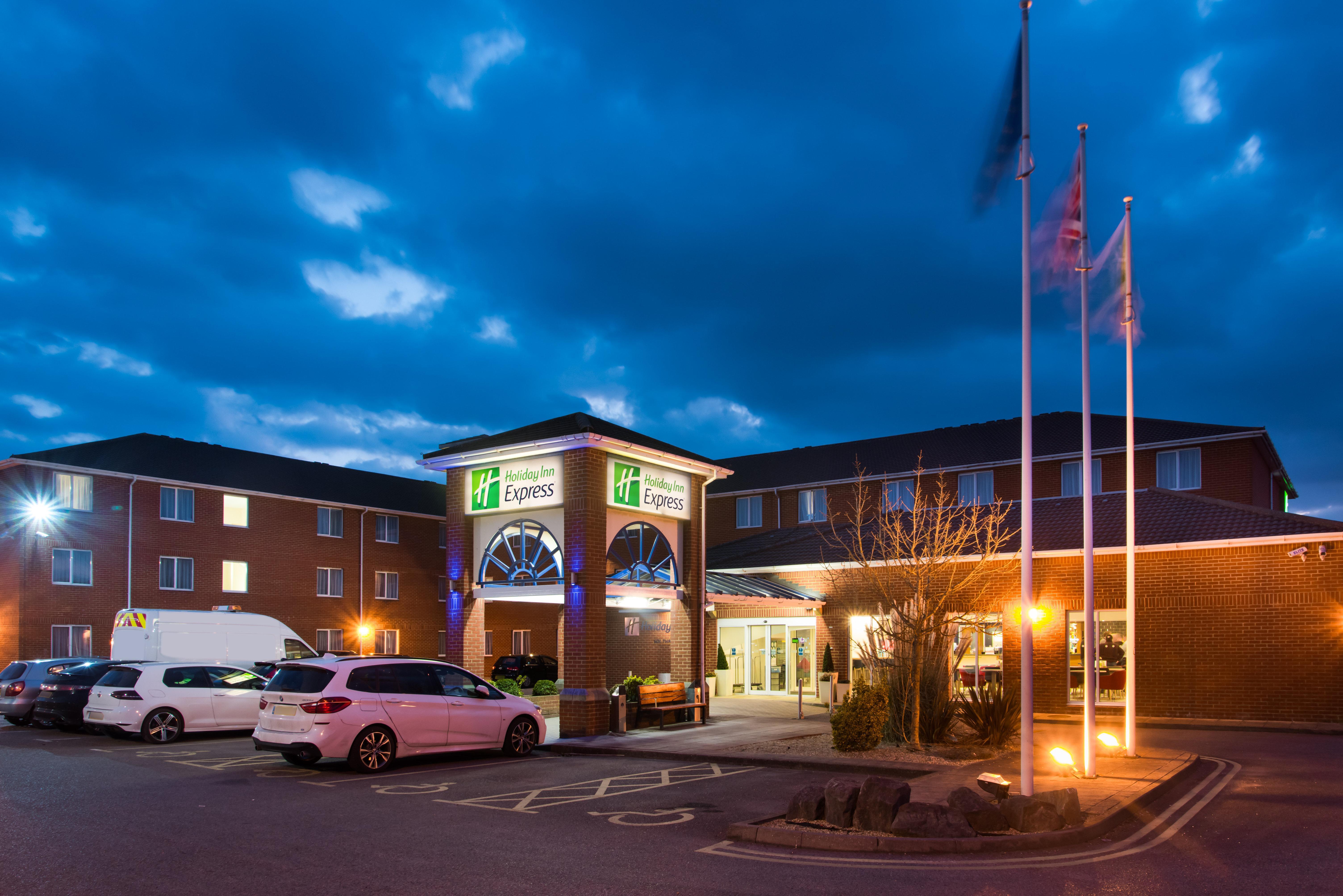 Express West By Ihg Hotel