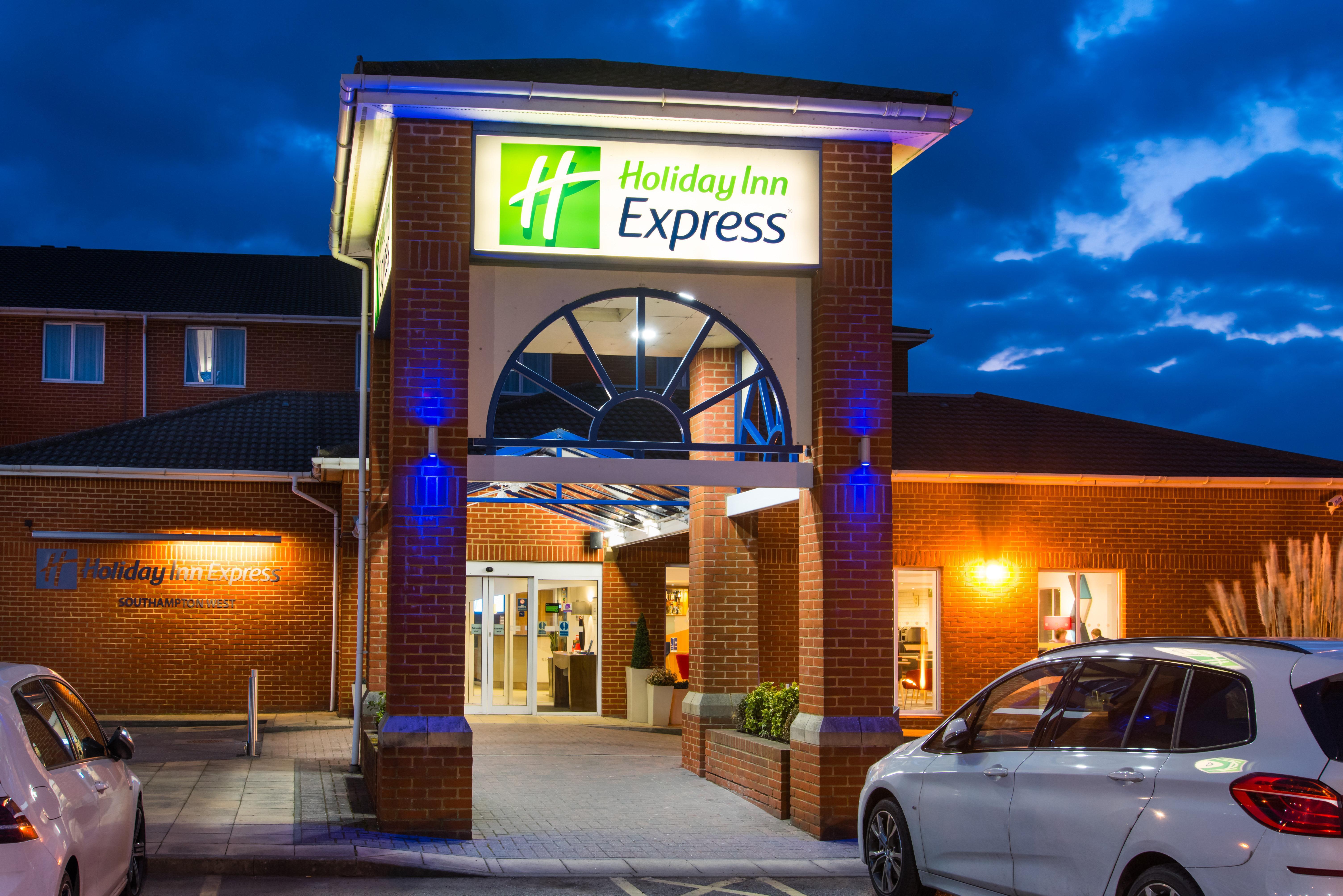 Express West By Ihg Hotel