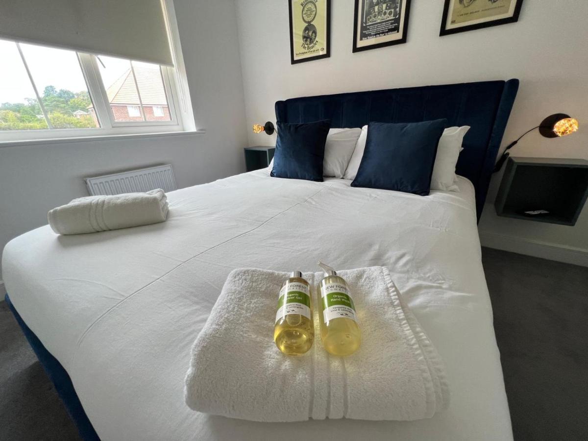 Spacious & Stylish 4-bed House With Hot Tub In Prime Location *
