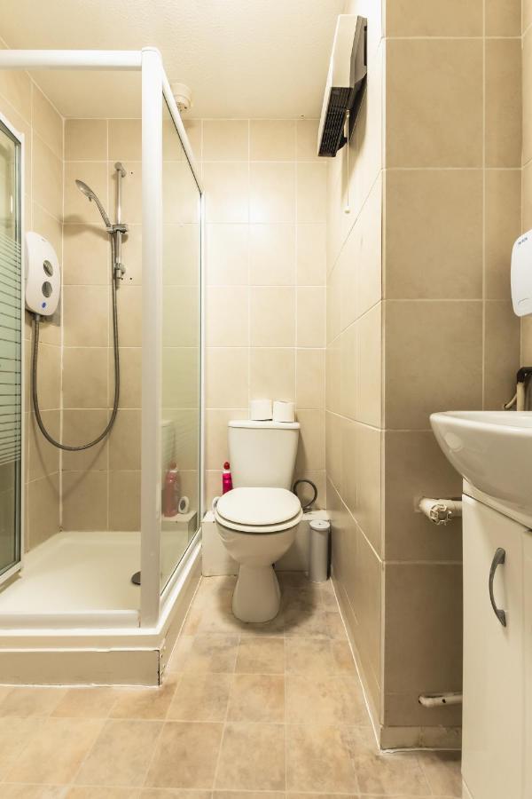 Centre Comfort: Spacious 2-bed With Free Parking Apartamento *
