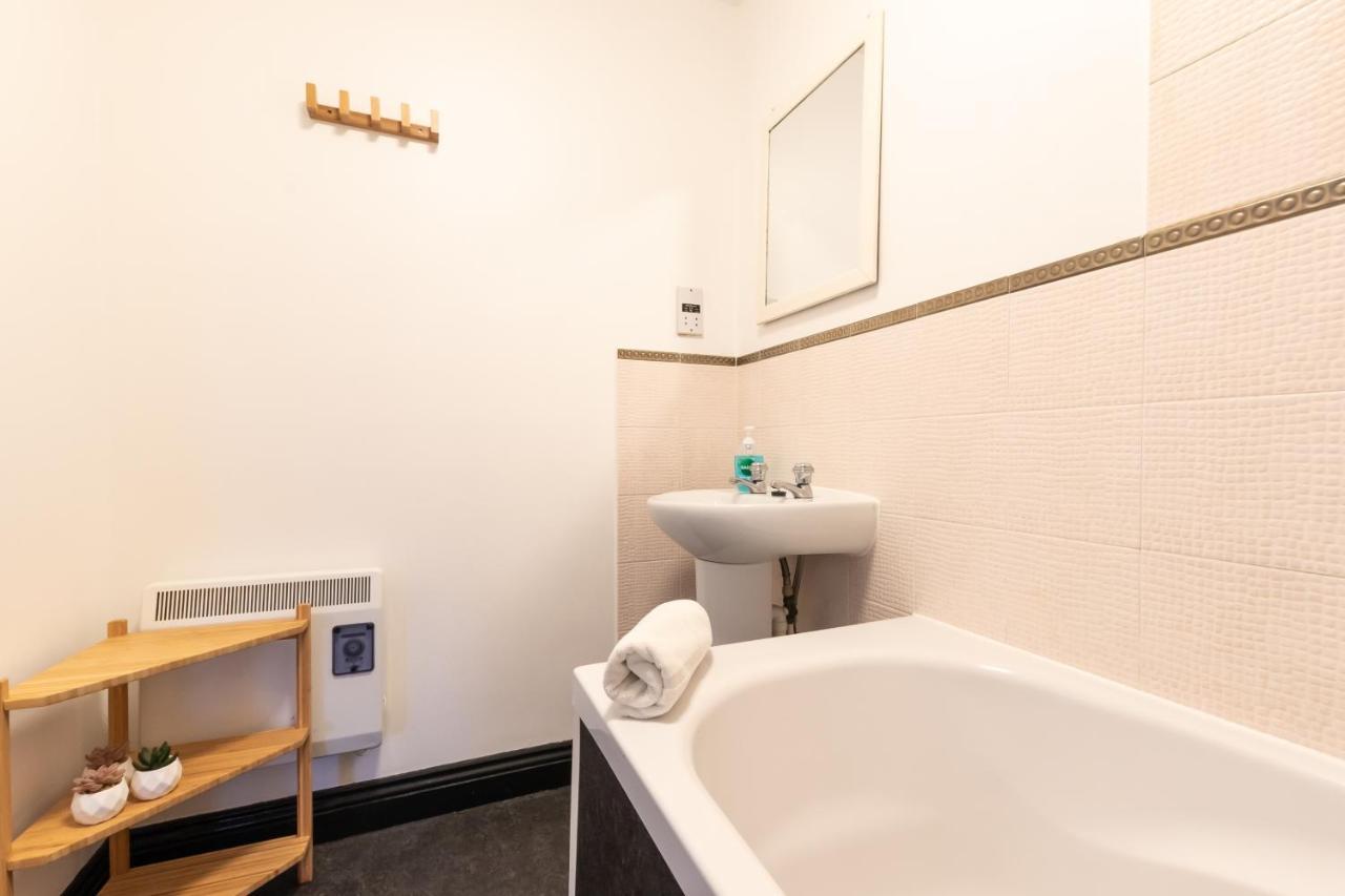 Spacious Comfort Haven: 2-bed Smart With Free Parking *