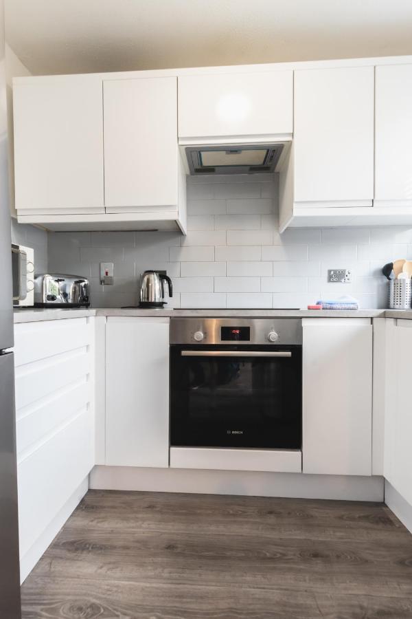 Centre Comfort: Spacious 2-bed With Free Parking