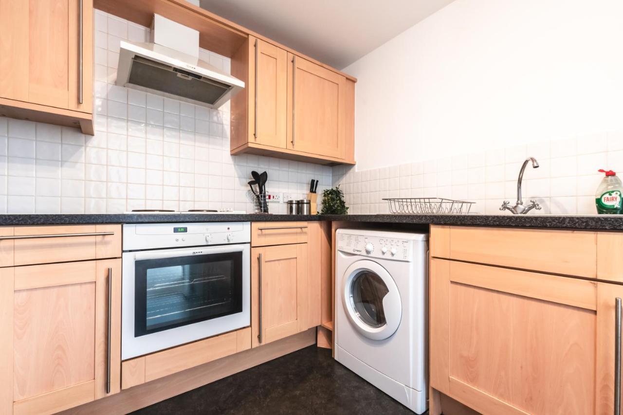 Spacious Comfort Haven: 2-bed Smart With Free Parking Southampton
