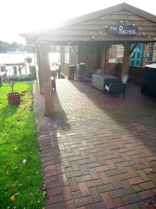 The Retreat, A Luxury Riverside & Garden Holiday home
