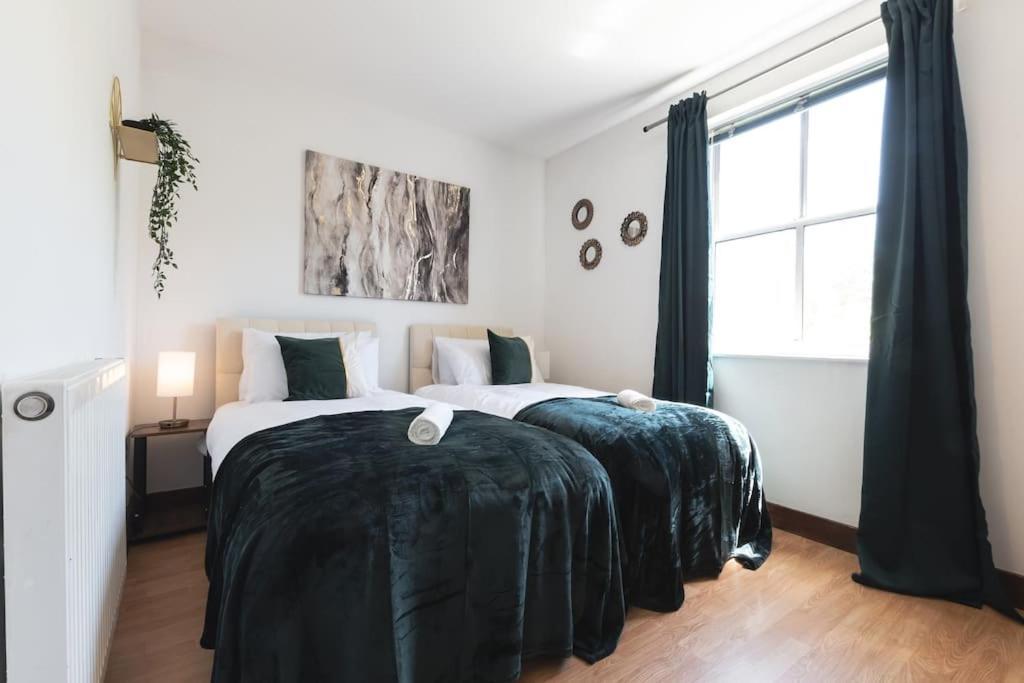 Apartment Emerald - 2 Bedroom Flat - Sleeps 5 With Parking.
