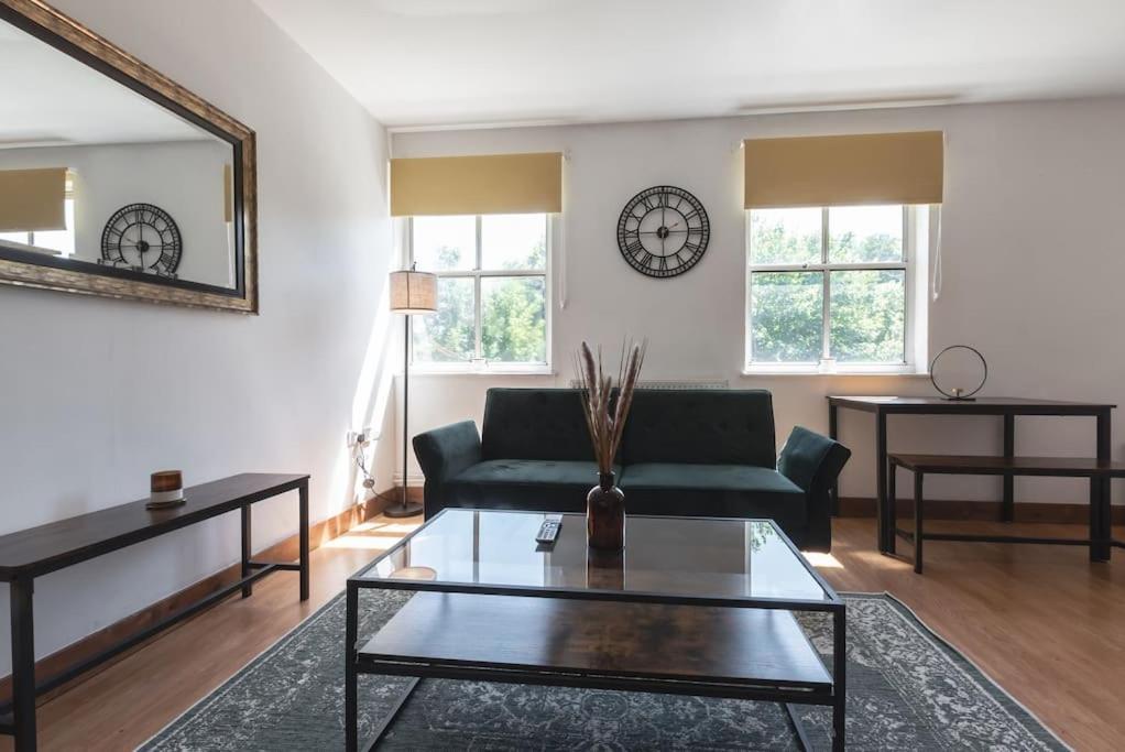 Apartment Emerald - 2 Bedroom Flat - Sleeps 5 With Parking. *