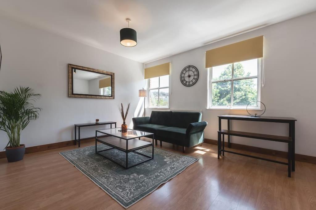 Apartment Emerald - 2 Bedroom Flat - Sleeps 5 With Parking. Southampton