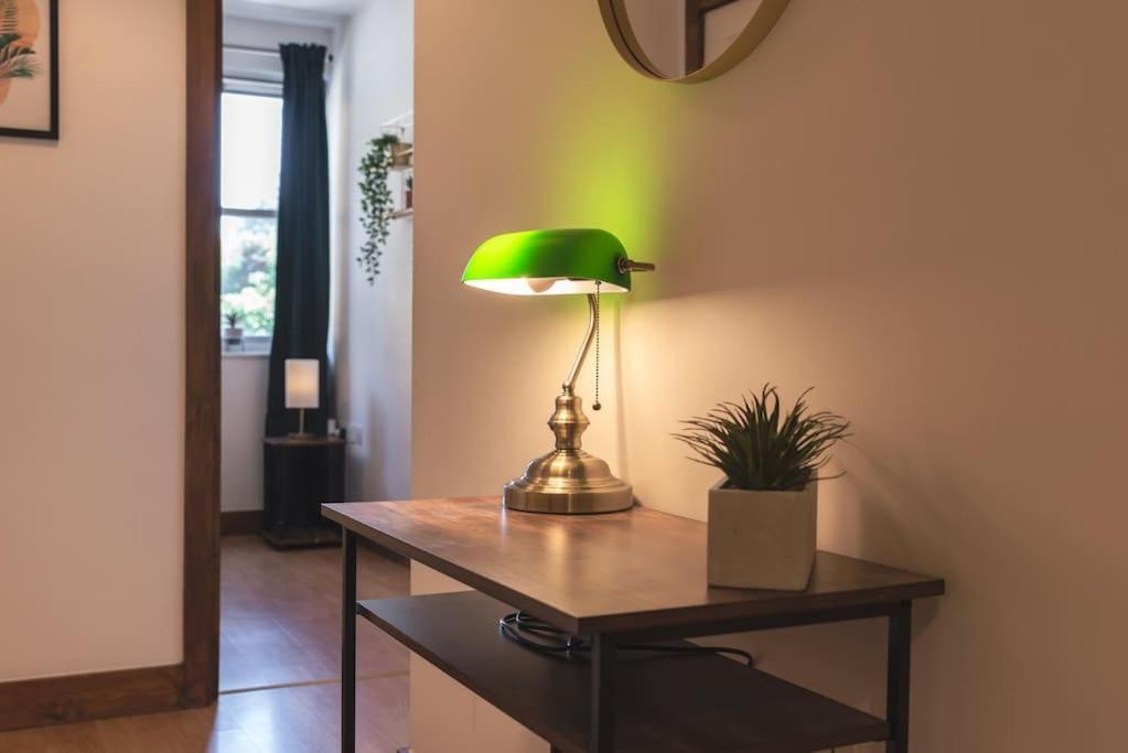Emerald - 2 Bedroom Flat - Sleeps 5 With Parking.
