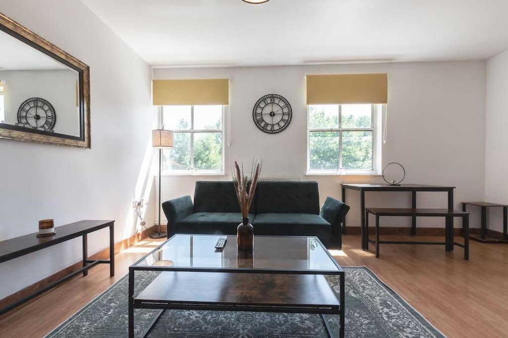 Emerald - 2 Bedroom Flat - Sleeps 5 With Parking. Southampton