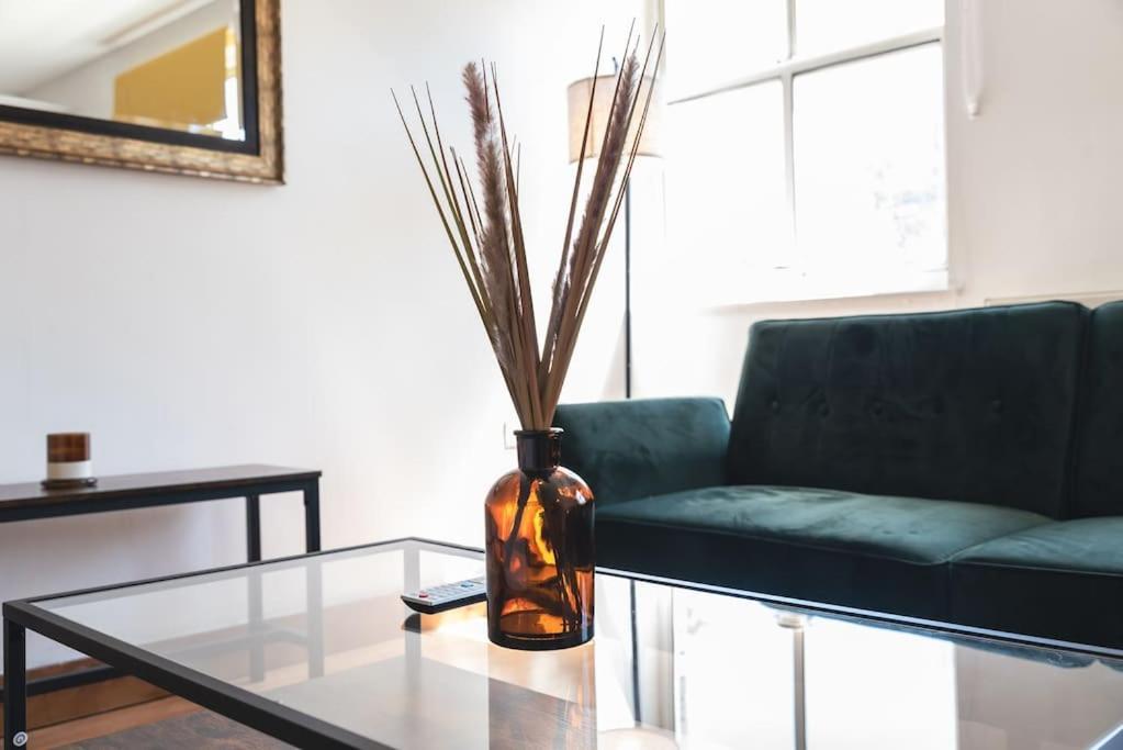 Emerald - 2 Bedroom Flat - Sleeps 5 With Parking.