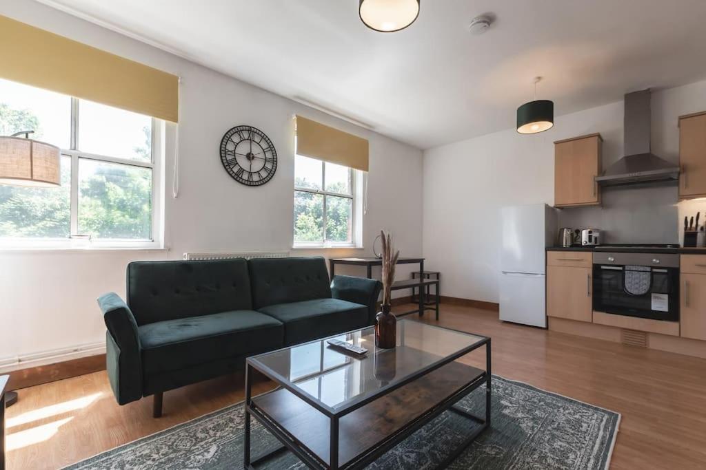 Emerald - 2 Bedroom Flat - Sleeps 5 With Parking. Southampton