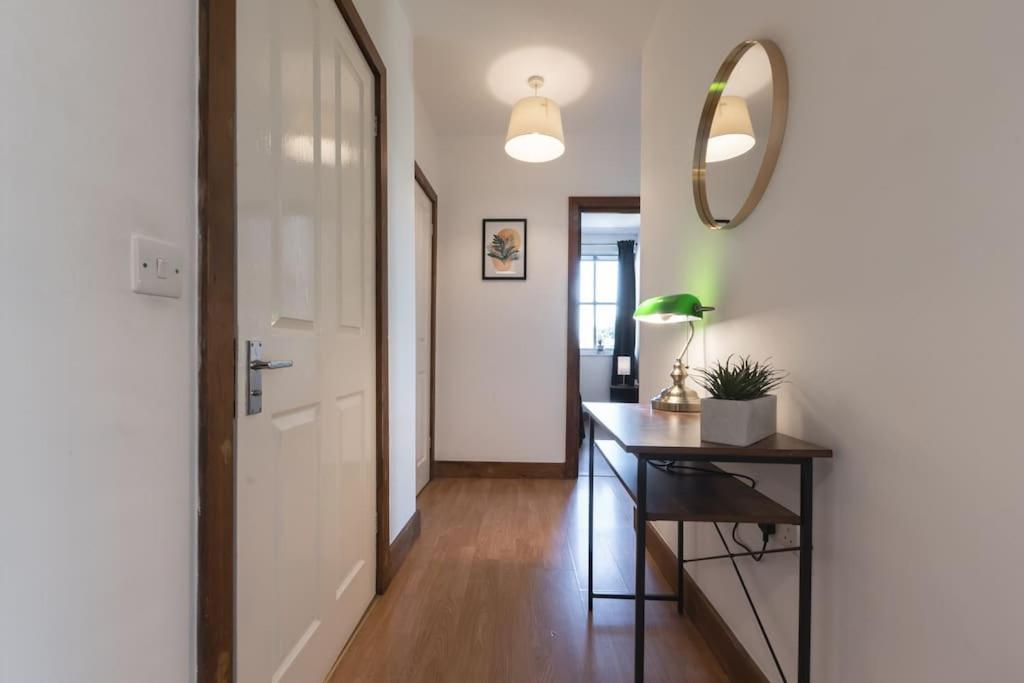 Emerald - 2 Bedroom Flat - Sleeps 5 With Parking. Southampton