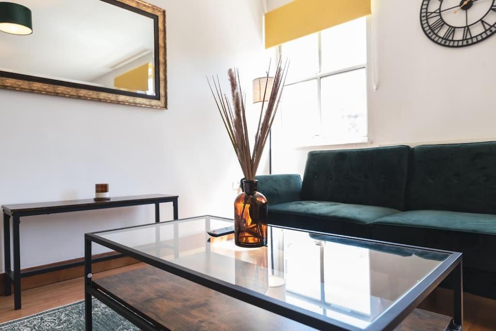 Emerald - 2 Bedroom Flat - Sleeps 5 With Parking.