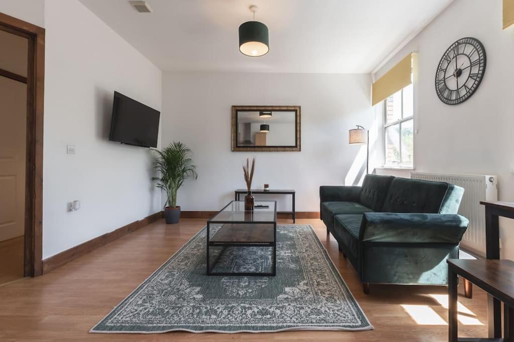 Emerald - 2 Bedroom Flat - Sleeps 5 With Parking. Southampton