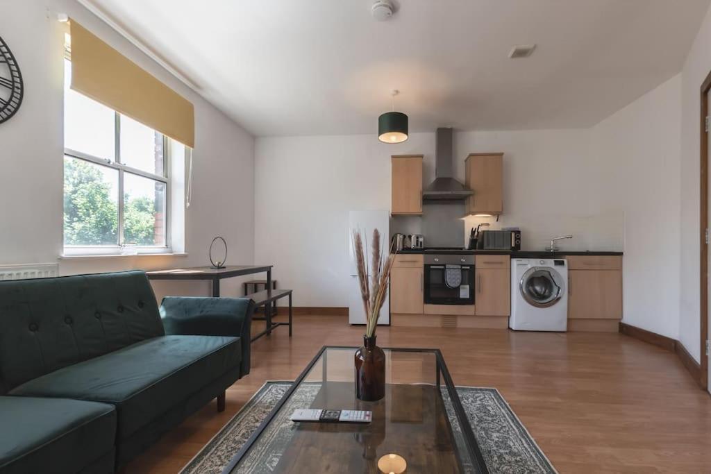 Emerald - 2 Bedroom Flat - Sleeps 5 With Parking. Apartment Southampton