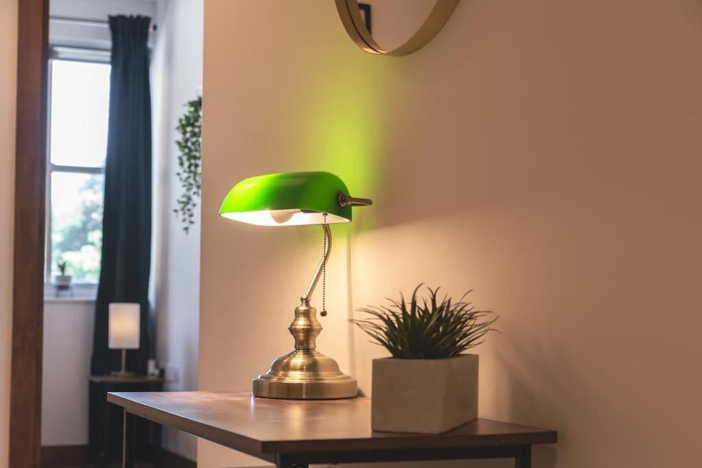 Emerald - 2 Bedroom Flat - Sleeps 5 With Parking. Apartment