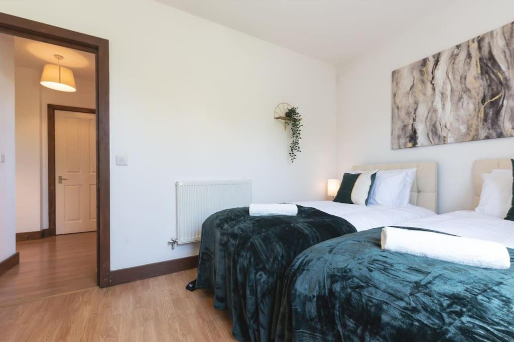 Emerald - 2 Bedroom Flat - Sleeps 5 With Parking. Apartment *