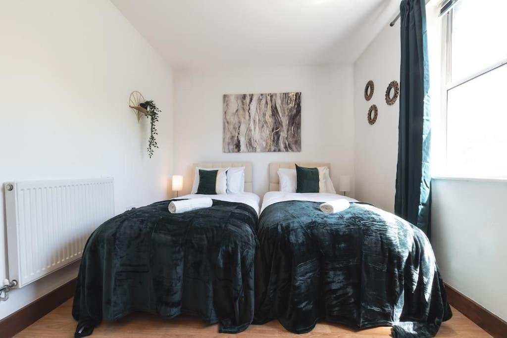Apartment Emerald - 2 Bedroom Flat - Sleeps 5 With Parking.