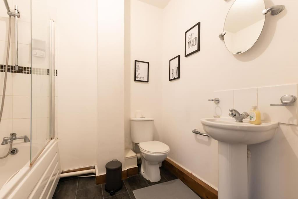 Emerald - 2 Bedroom Flat - Sleeps 5 With Parking. * Southampton